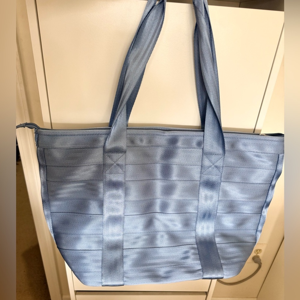 Maggie bag seatbelt tote bag XL
Blue/gray
Excellent condition - Picture 2 of 9